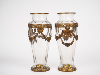 Vente aux enchères Paire de vases ovoides 1900 en verre, monture en laiton doré, de style