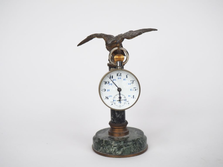 Montre loupe et un porte montre en marbre vert et métal à décor d'aigl