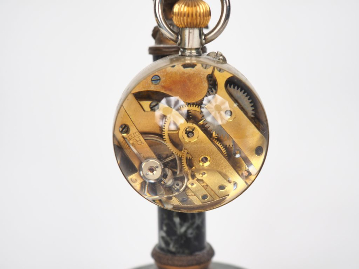 Montre loupe et un porte montre en marbre vert et métal à décor d'aigl
