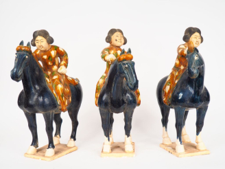 Vente aux enchères Suite de 3 sculptures en céramique polychrome figurant des cavaliers c