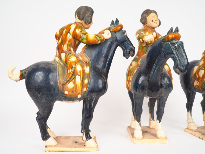 Suite de 3 sculptures en céramique polychrome figurant des cavaliers c