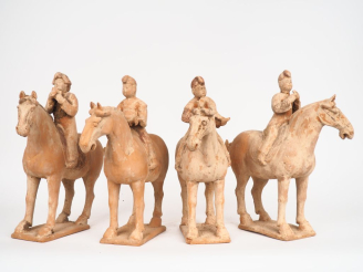 Vente aux enchères Suite de 4 sculptures en terre cuite figurant des cavaliers Tang sur l