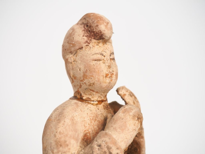 Suite de 4 sculptures en terre cuite figurant des cavaliers Tang sur l