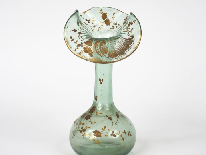 Soliflore Napoléon III en cristal ou verre vert à décor émaillé de fle