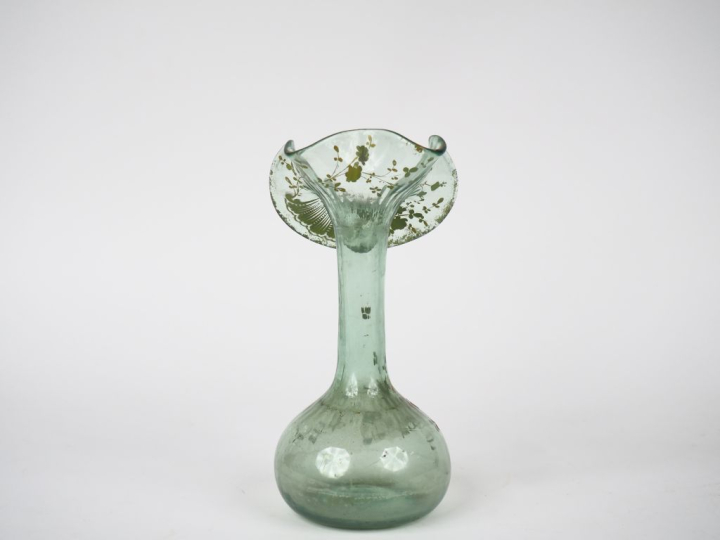 Soliflore Napoléon III en cristal ou verre vert à décor émaillé de fle