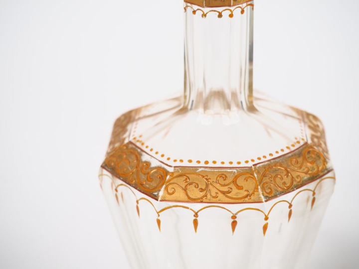 Service à liqueur en cristal émaillé et doré, comprenant : un flacon e