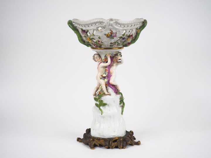 Jardinière XIXème en porcelaine polychrome de Saxe à décor en relief, 