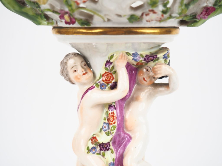 Jardinière XIXème en porcelaine polychrome de Saxe à décor en relief, 