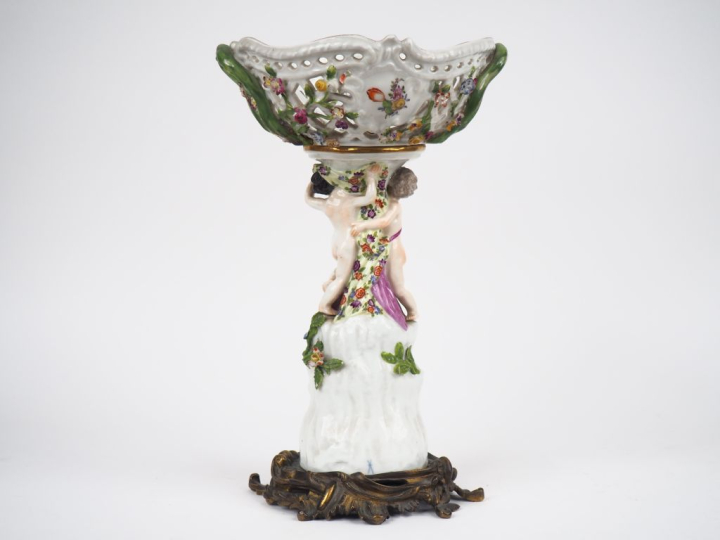 Jardinière XIXème en porcelaine polychrome de Saxe à décor en relief, 