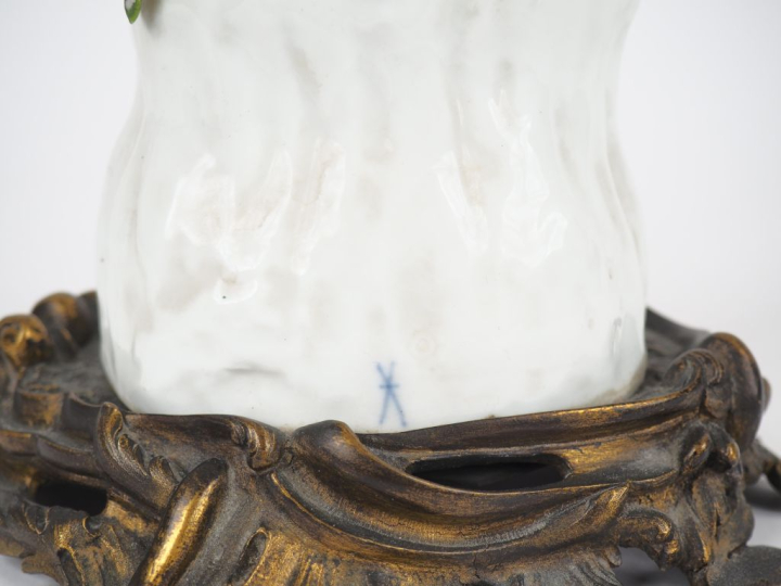 Jardinière XIXème en porcelaine polychrome de Saxe à décor en relief, 