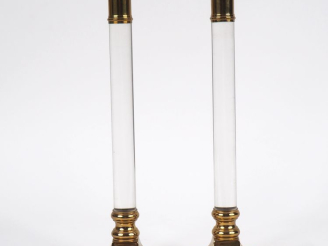 Vente aux enchères Paire de bougeoirs en laiton et composition. H. 31 cm