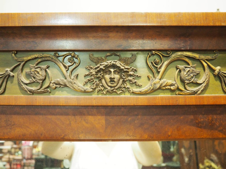 Glace de cheminée de style Empire en placage d'acajou et bois teinté, 