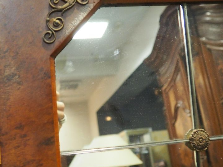 Glace de cheminée de style Empire en placage d'acajou et bois teinté, 