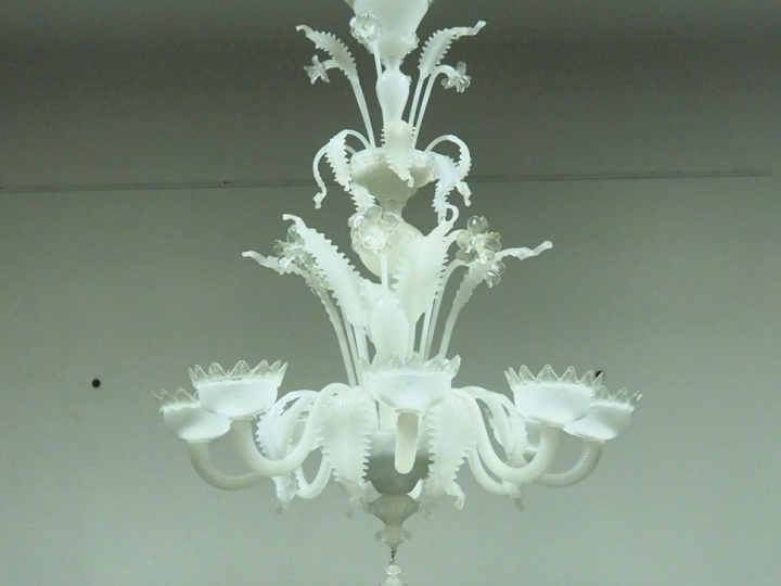 Paire de lustres en verre opalescent de Venise à décor de fleurs et de