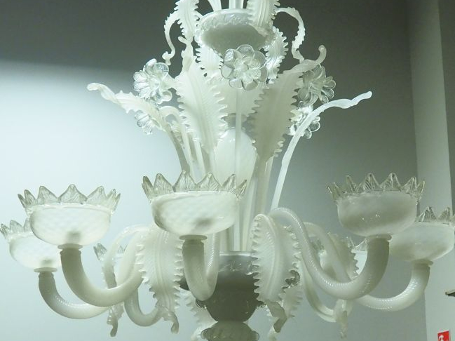 Paire de lustres en verre opalescent de Venise à décor de fleurs et de
