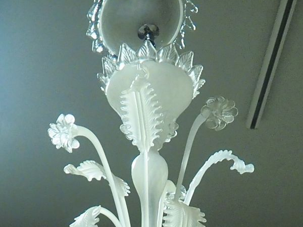 Paire de lustres en verre opalescent de Venise à décor de fleurs et de
