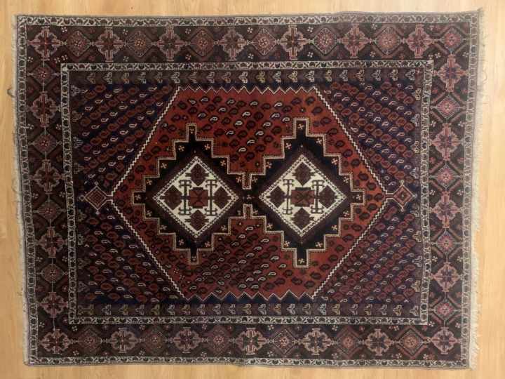 Tapis d'Orient. Fond rouge et bleu. Dim. 175 x 137 cm