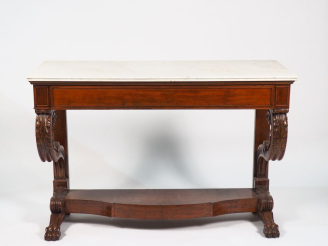 Vente aux enchères Console Restauration en acajou et placage d'acajou, pieds en forme de 