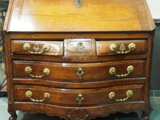 Vente aux enchères Commode scriban Louis XV en merisier, ouvrant à un abattant, quatre ti