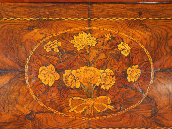 Bureau à cylindre fin XVIIIème début XIXème en noyer et marqueterie, à