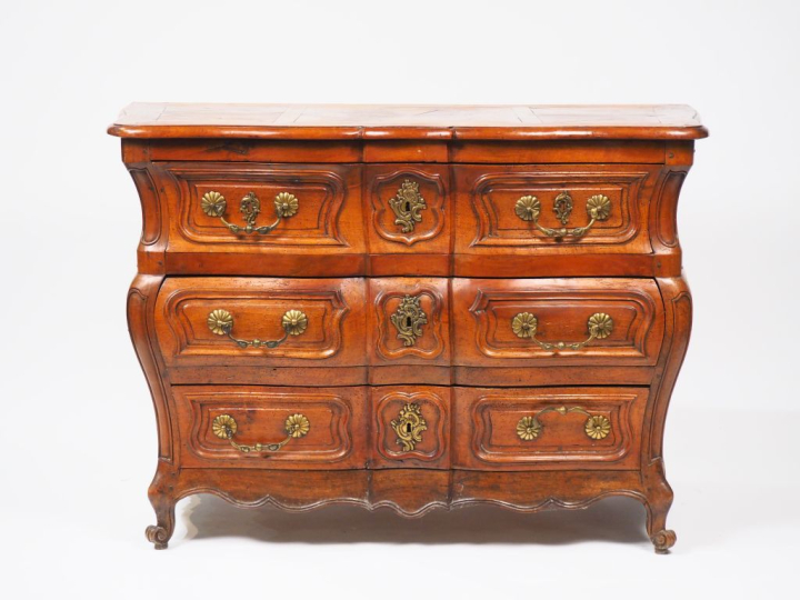 Commode tombeau XVIIIème en noyer ouvrant à trois tiroirs sur trois ra