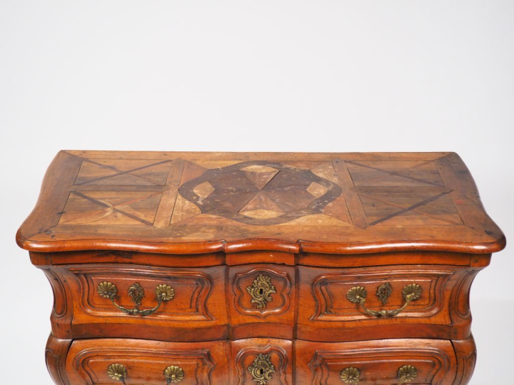 Commode tombeau XVIIIème en noyer ouvrant à trois tiroirs sur trois ra