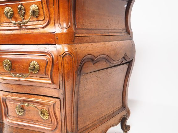 Commode tombeau XVIIIème en noyer ouvrant à trois tiroirs sur trois ra