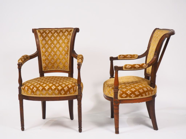 Paire de fauteuils Directoire en noyer, mouluré et sculpté, montants d