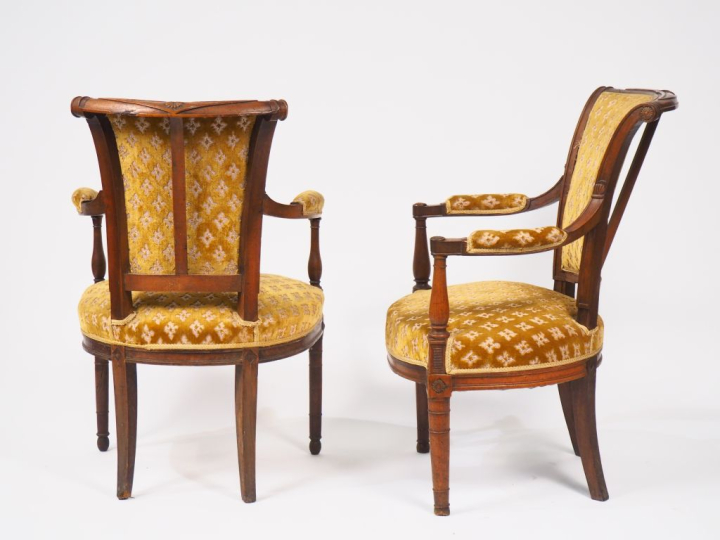 Paire de fauteuils Directoire en noyer, mouluré et sculpté, montants d