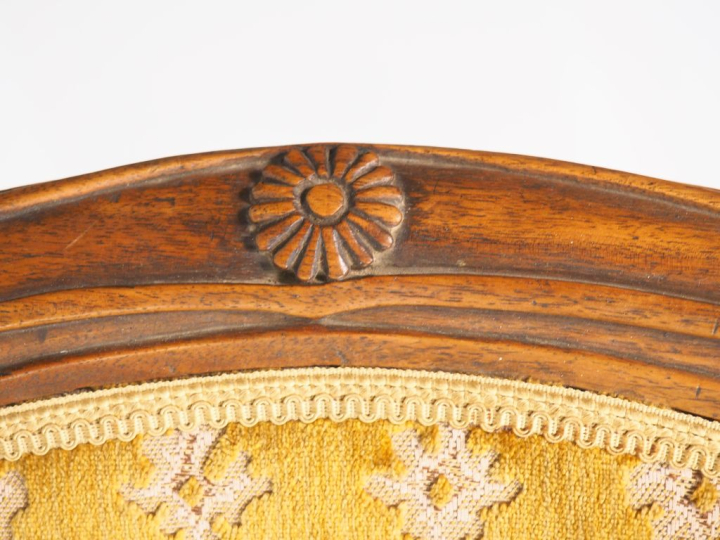 Paire de fauteuils Directoire en noyer, mouluré et sculpté, montants d