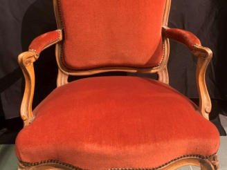 Vente aux enchères Paire de fauteuils à dos plat Louis XV en bois naturel mouluré et scul