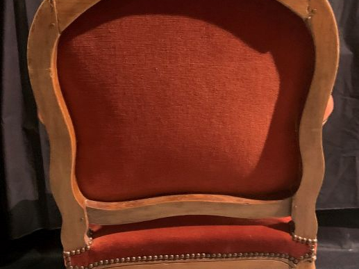 Paire de fauteuils à dos plat Louis XV en bois naturel mouluré et scul