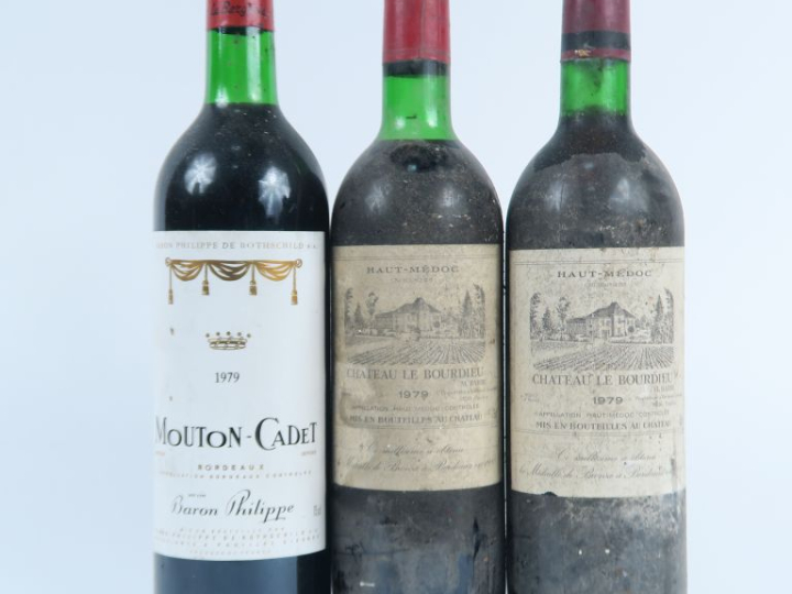 3 BOUTEILLES DE 1979 : 1 MOUTON CADET BORDEAUX - 2  CHÂTEAU LE BOURDIE