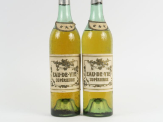 Vente aux enchères 2 BOUTEILLES EAU DE VIE SUPÉRIEURE ***