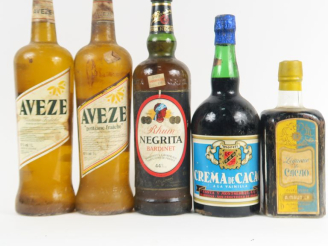 Vente aux enchères 5 BOUTEILLES : 1 LIQUEUR DE CACAO MAUNIER - 2 AVÈZE - 1 RHUM NEGRITA B