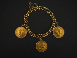 Vente aux enchères Bracelet souple en or jaune 750, maille gourmette, agrémenté de trois 