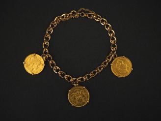 Vente aux enchères Bracelet souple en or jaune 750, maille fantaisie, agrémenté de trois 
