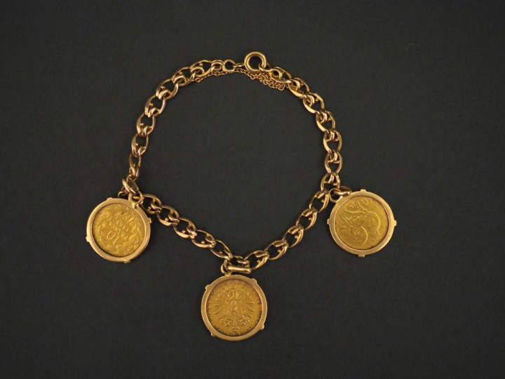 Bracelet souple en or jaune 750, maille fantaisie, agrémenté de trois 