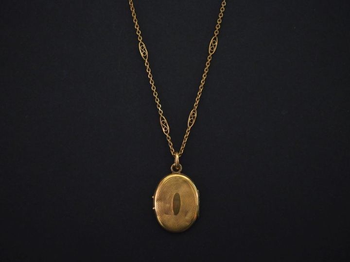 Sautoir en or jaune 750, maille forçat agrémentée de maillons ajourés 