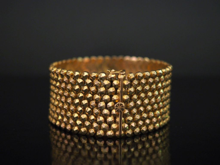 Large bracelet manchette en or jaune 750, à décor de demi sphères face