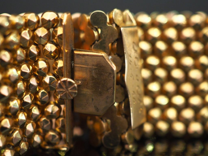 Large bracelet manchette en or jaune 750, à décor de demi sphères face