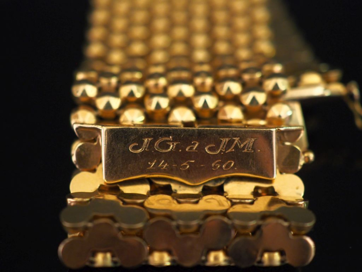 Large bracelet manchette en or jaune 750, à décor de demi sphères face