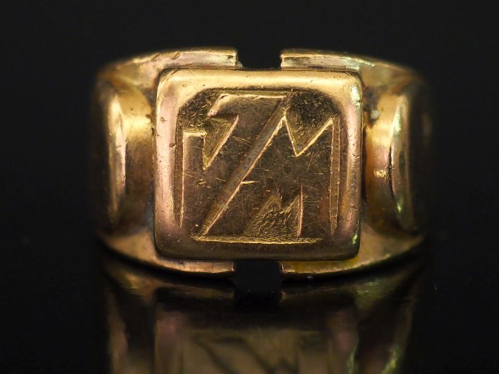 Bague de forme chevalière en or jaune 750, à décor de monogramme. TDD.