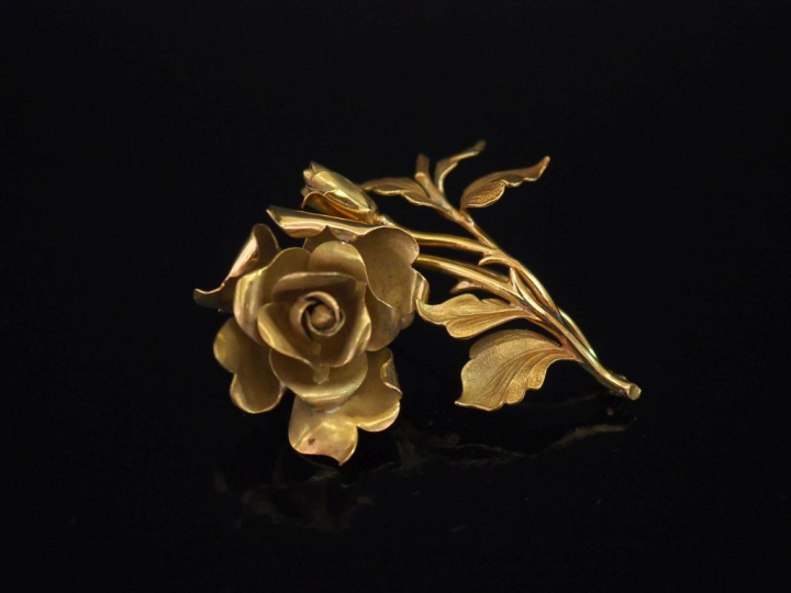 Broche en or jaune 750, en forme de gerbe de roses.  5,3 x 5 cm Poids.
