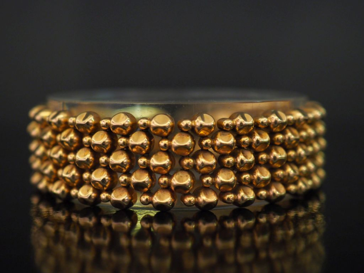 Bracelet manchette articulé, maille plate fantaisie.  Larg. 1,9 cm Lon