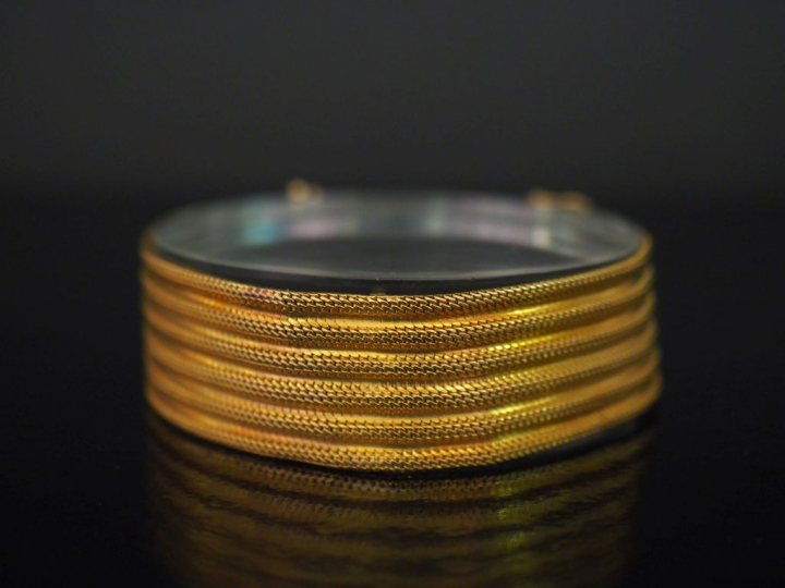 Bracelet manchette en or jaune 750, maille plate tressée, à décor de c