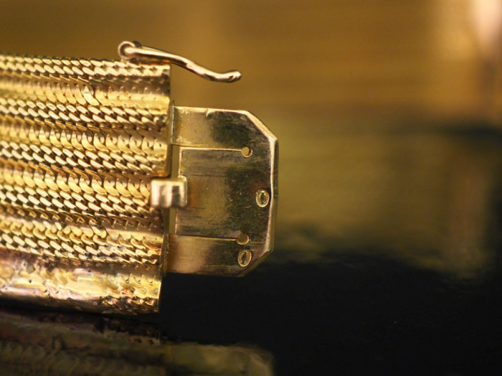 Bracelet manchette en or jaune 750, maille plate tressée, à décor de c