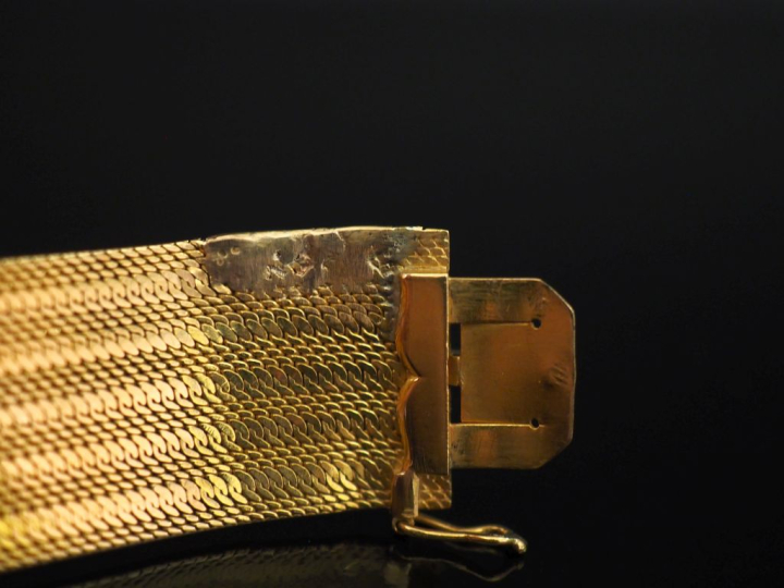 Bracelet manchette en or jaune 750, maille plate tressée, à décor de c