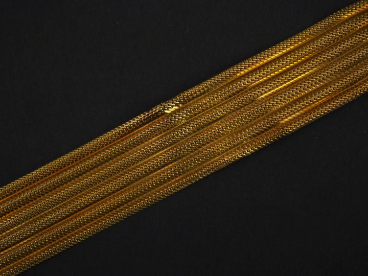 Bracelet manchette en or jaune 750, maille plate tressée, à décor de c