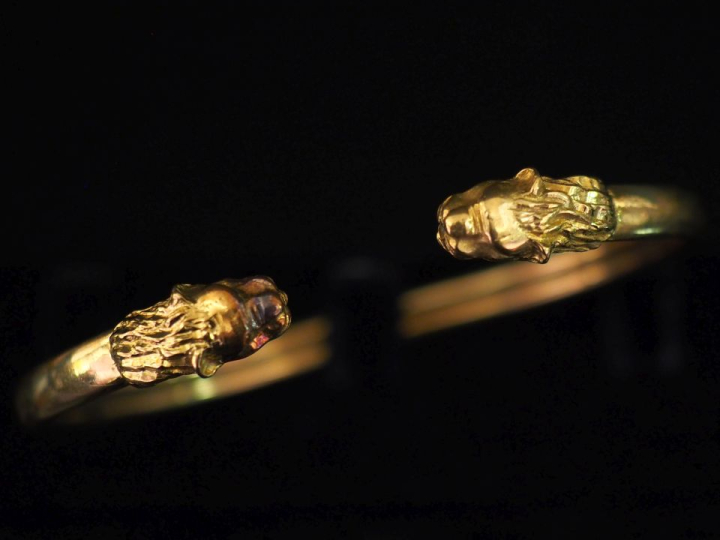 Bracelet jonc en or jaune 750, à décor de deux lions affrontés aux ext